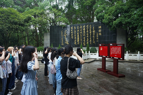 全讯足球网推荐学生第四党支部书记彭微薇带领全体党员重温入党誓词 欧阳文弢摄.jpg